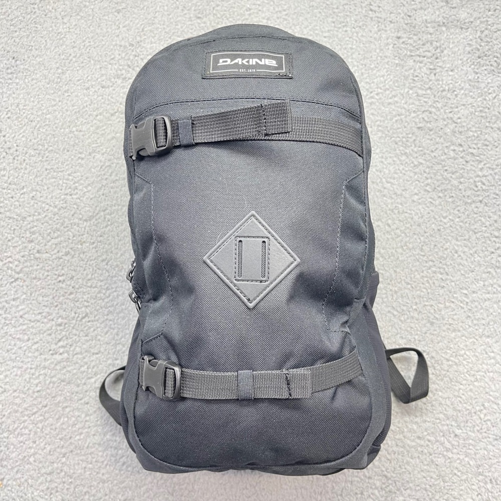 Dakine 10002604 18L Black URBN Mission Pack Backpack w/ Skate Board Carry Straps